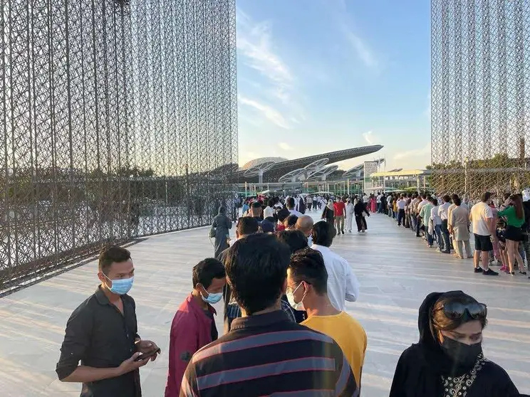 Colas a la entrada de la Expo Dubai. (EL CORREO)