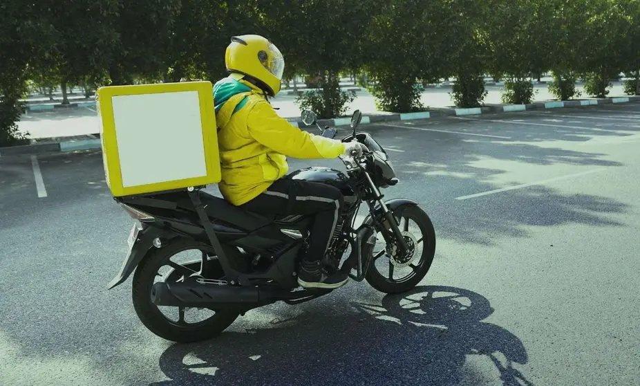 Un repatidor en motocicleta.  (Integrated Transport Centre, Abu Dhabi)