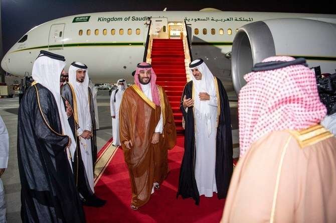 El emir de Qatar, el jeque Tamim bin Hamad, recibe al príncipe heredero de Arabia Saudita, Mohammed bin Salman, en Doha. (SPA)
