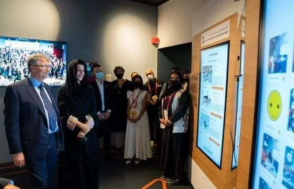 Bill Gates y la ministra Reem bint Ibrahim Al Hashemy, en la Expo de Dubai. (WAM)