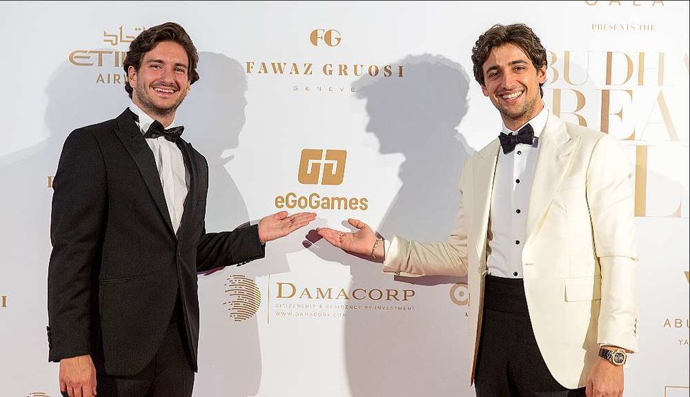 Baldomero Sánchez -izquierda- y Alejandro Sáez, cofundadores de eGoGames, posan en la Gala Global Gift en Abu Dhabi junto al logo de su empresa. (Cedida)