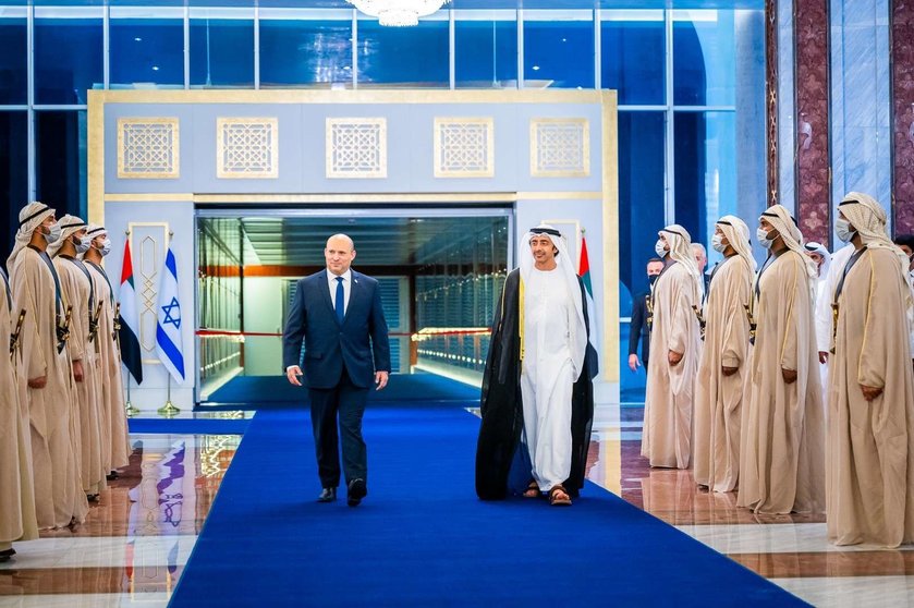 El primer ministro de Israel junto al ministro de Asuntos Exteriores de EAU a su llegada a Abu Dhabi. (WAM)