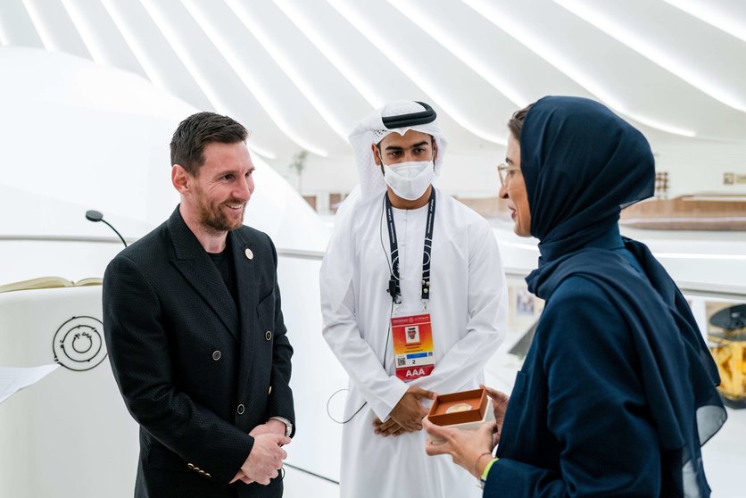 Lionel Messi junto a Noura bint Mohammed Al Kaabi, ministra de Cultura de EAU (Expo Dubai)