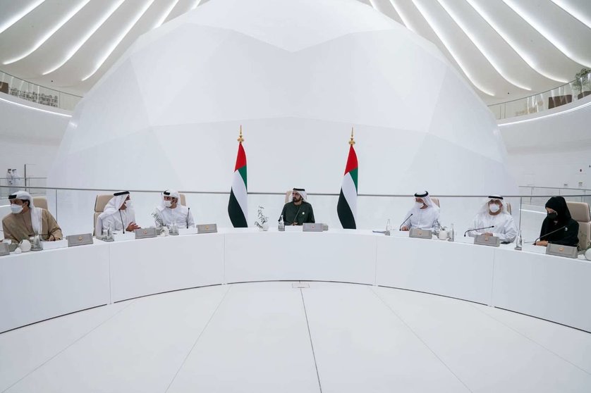 El gobernante de Dubai durante una reunión del Gabinete en la Expo. (Twitter)