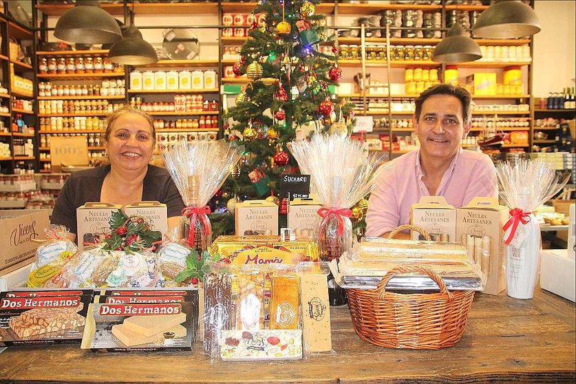 Elisa Labori y Raúl Simón, junto a algunos de los muchos productos navideños que La despensa tiene en su tienda de Dubai tanto de forma presencial como online. (EL CORREO)