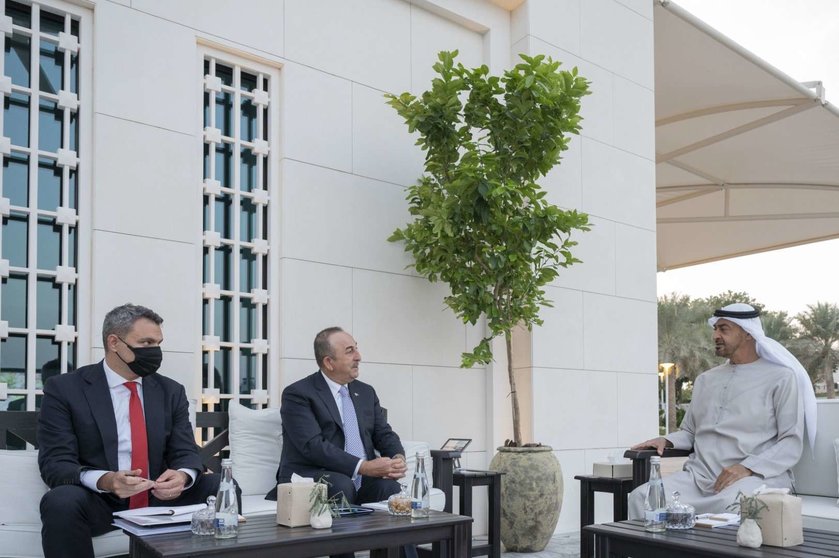 El príncipe heredero de Abu Dhabi junto a la delegación turca. (WAM)