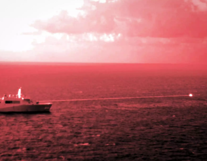 El 'USS Portland' durante una prueba con un arma láser en el golfo de Adén.  (Mando Central de Fuerzas Navales EEUU)
