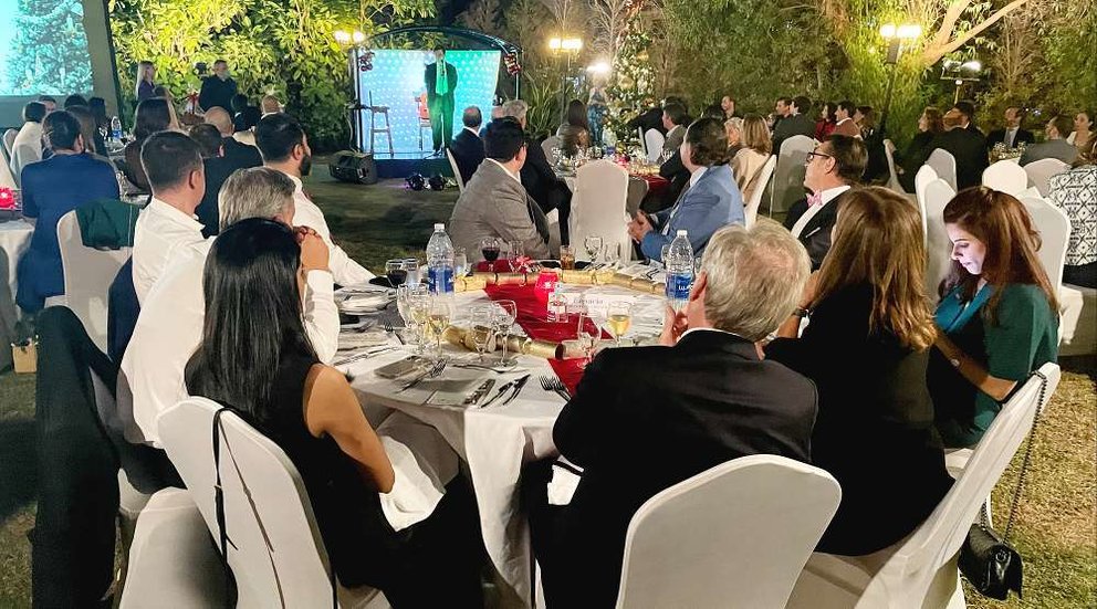 Perspectiva de la cena de Navidad del SBC en Dubai, desarrollada en la terraza del Seville's, durante la intervención del embajador de España. (EL CORREO)