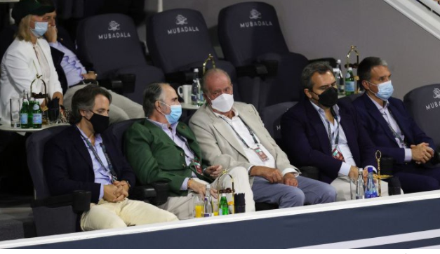 El rey emérito en el partido de tenis de Nadal en Abu Dhabi. (Fuente externa)