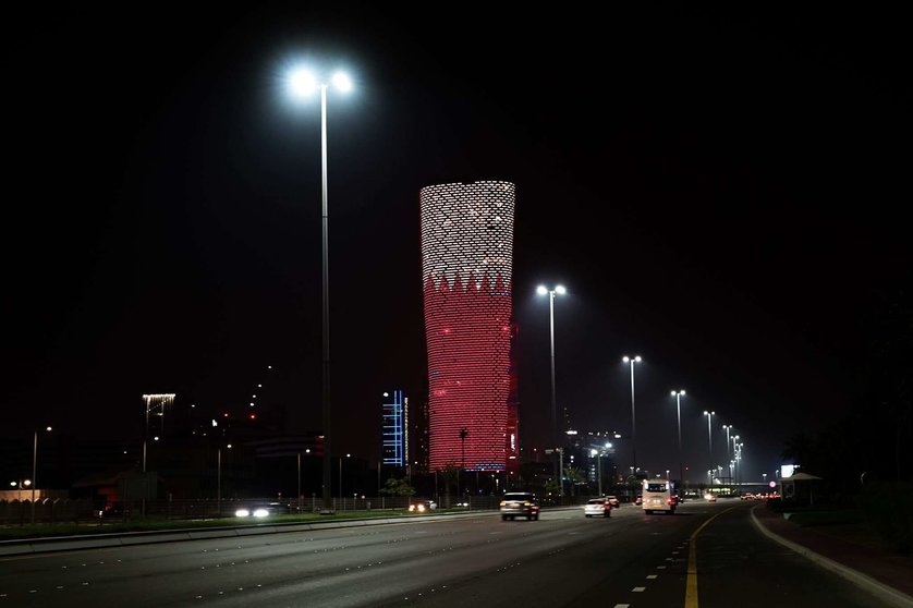 El edificio Capital gate Abu Dhabi con los colores de Qatar. (ADNEC)