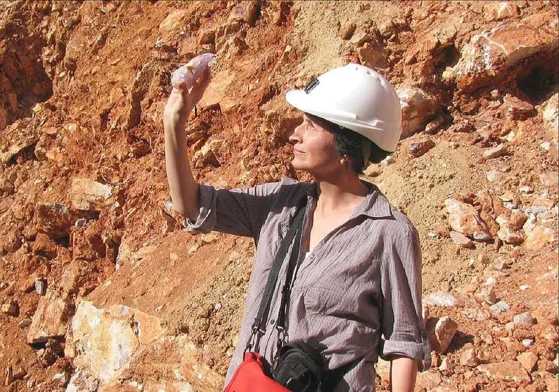 Gloria Salazar observa una impresionante gema boliviana en la recóndita mina Anahí. (Cedida)