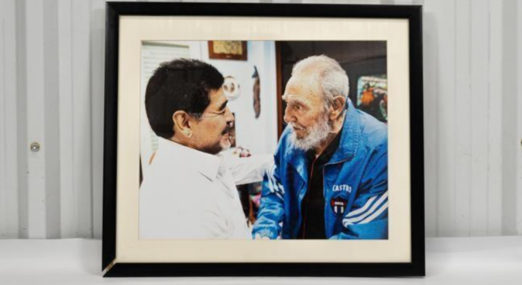 La foto de Maradona con Fidel Castro. (Fuente externa)