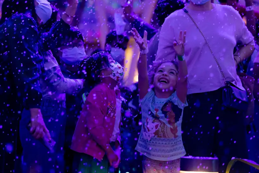 Niños juegan con la nieve durante el encendido del árbol de Navidad de Al Wasl Plaza. (Expo Dubai 2020)