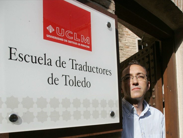 Luis Miguel Cañada, en la puerta de la Escuela de Traductores de Toledo. (Cedida)