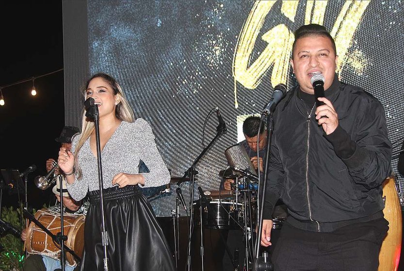 Eddi Duarte, corazón y alma de la gran fiesta latina navideña de Dubai, sobre el escenario. (EL CORREO)