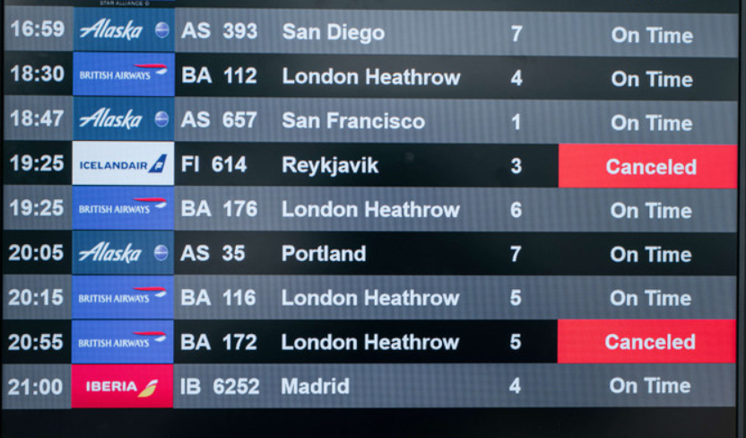 Una pantalla de información enumera varios vuelos cancelados en el Aeropuerto Internacional John F. Kennedy el 24 de diciembre de 2021 en la ciudad de Nueva York. (Fuente externa)