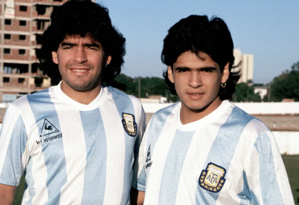 Diego Maradona junto a su hermano Hugo, quien pasó por las juveniles de la Albiceleste (Fuente externa)