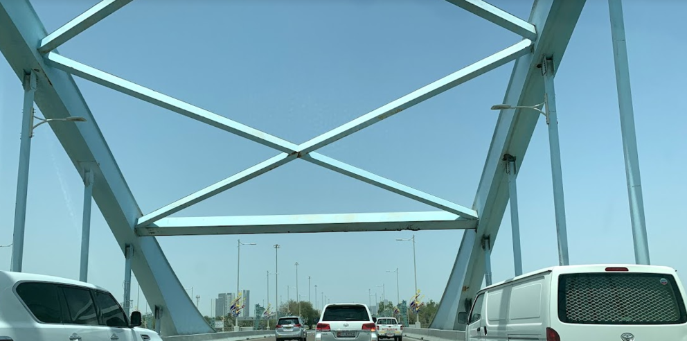 Uno de los puentes de entrada a la ciudad de Abu Dhabi. (EL CORREO)