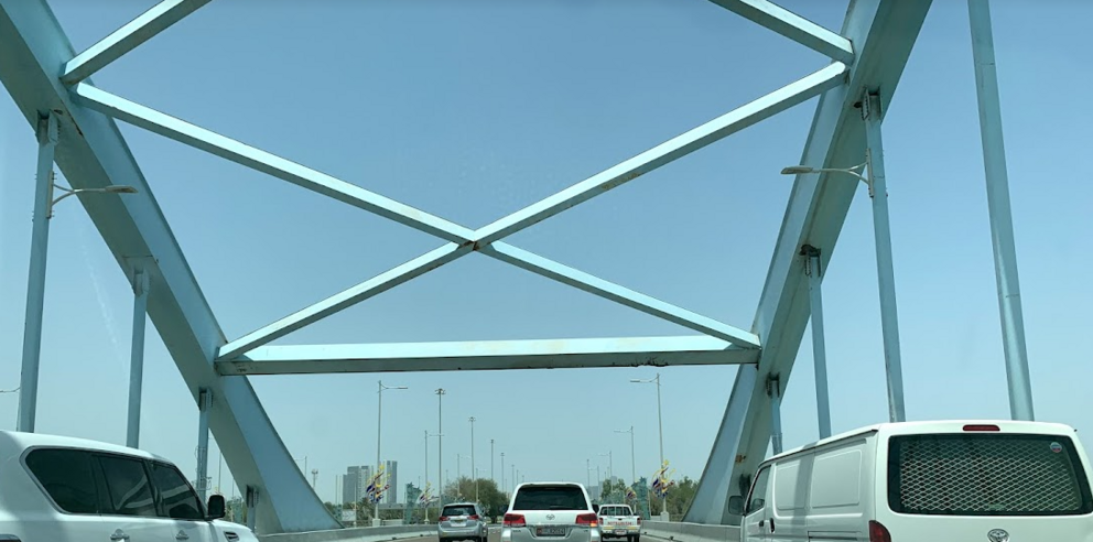 Uno de los puentes de entrada a la ciudad de Abu Dhabi. (EL CORREO)