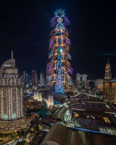 Fuegos artificiales en el Burj Khalifa. (@DXBMediaOffice)