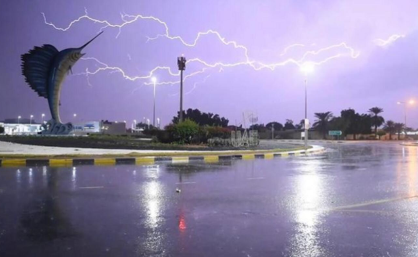 Relámpagos en el emirato de Umm Al Quwain. (Instagram)