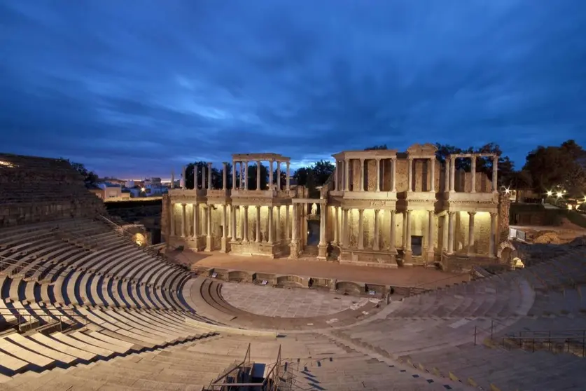 Mérida, capital de la Comunidad Autónoma de Extremadura, fue declarada Patrimonio de la Humanidad en 1993. Su teatro romano tenía capacidad de hasta 6.000 personas. En verano, alberga el Festival Internacional de Teatro Clásico. (www.turismoextremadura.com)