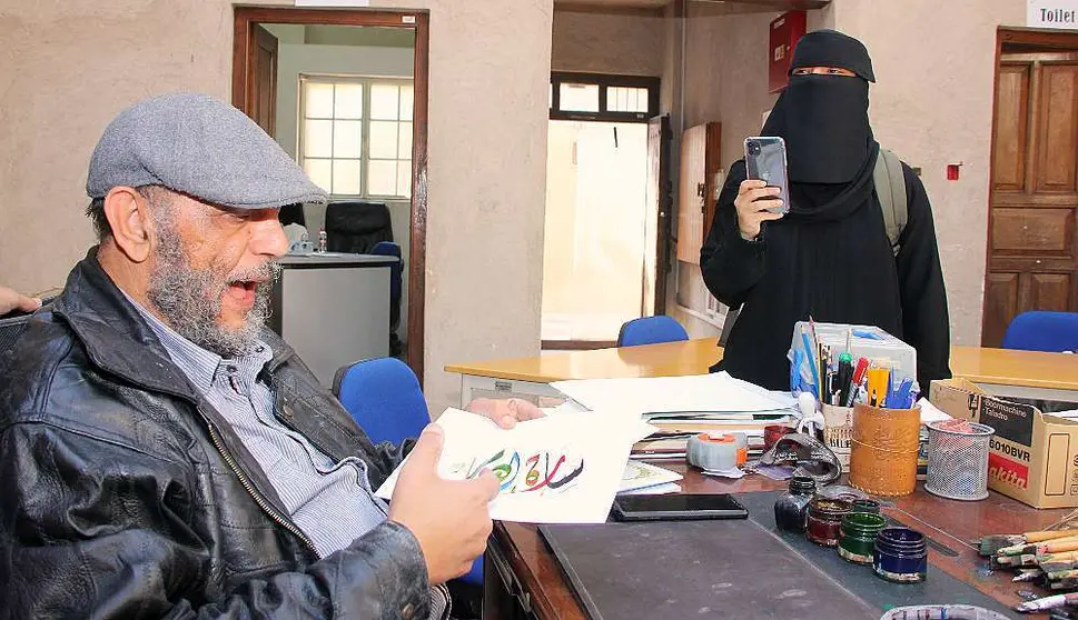 El caligrafista árabe Abdulfattah Mohamed Al Saeed en su estudio de Al Fahidi en Dubai. (R. Pérez / EL CORREO)