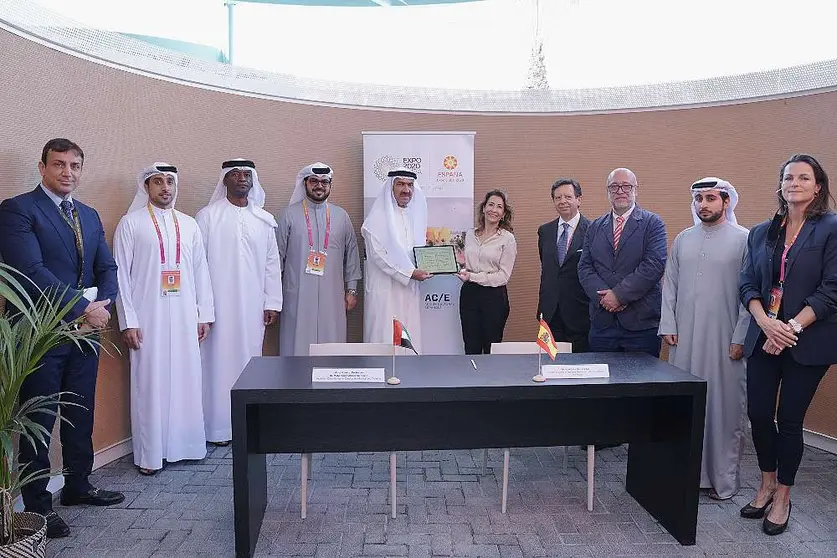 Foto de Familia tras la firma en el Pabellón de España de Expo 2020 del memorando de entendimiento. (ExpoSpain2020)