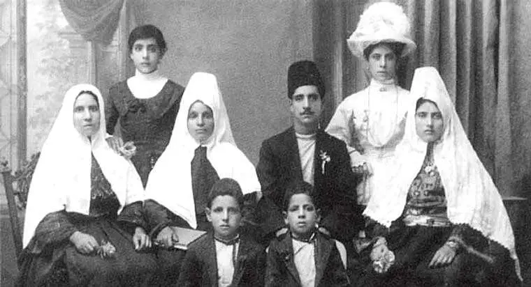 Familia palestina Yarur Lolas en Belén antes de emigrar a América Latina. Los hijos Juan y Nicolás Yarur Lolas, según recoge el blog www.enterreno.com, hicieron una gran fortuna en el rubro textil y posteriormente en la banca.