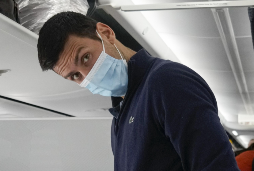 Djokovic en un avión de la aerolínea de Dubai. (Twitter)