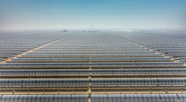 Vista aérea de campo solar de colectores cilindroparabólicos en el Mohammed bin Rashid Al Maktoum Solar Park, en Emiratos Árabes.