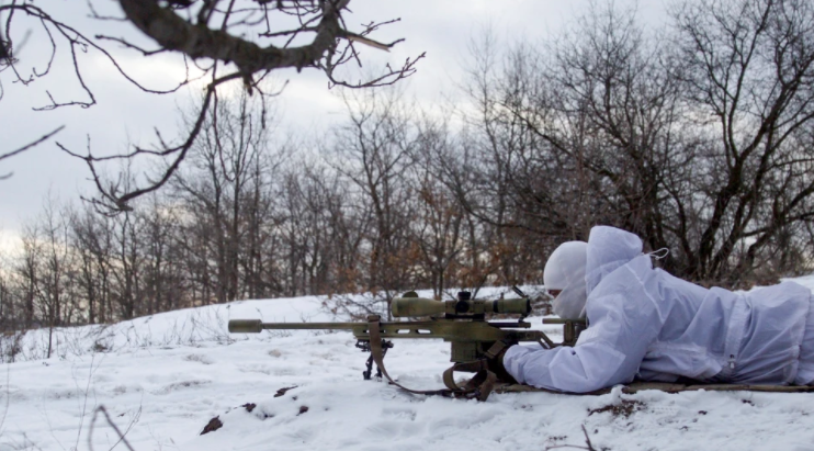 Un francotirador participa en ejercicios militares en un campo de tiro de las fuerzas armadas ucranianas  el 17 de enero de 2022. (Fuente externa)