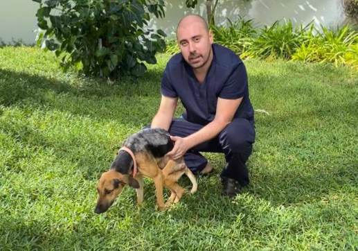 El perro junto a su veterinario salvador. (Animalia)