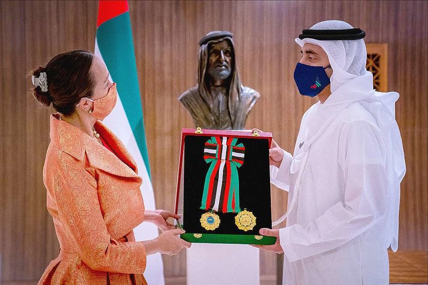 El ministro de Exteriores de EAU entrega la Medalla de la Independencia a Francisca Méndez, embajadora de México. (WAM)