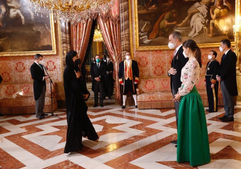 Sara Al Mahri, encargada de Negocios de EAU en la Embajada en Madrid, saluda a los reyes de Esaña. (Cedida)