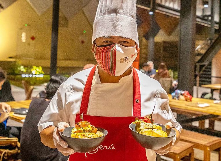 El chef Roger Falcón muestra platos de su 'Menú cuatro pasos' en el restaurante del Pabellón del Perú en Expo 2020 Dubai. (Cedida)