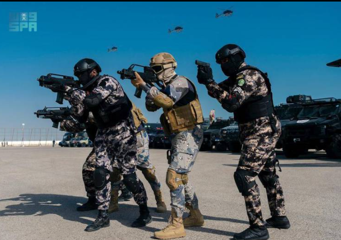 La policía y el ejército de Arabia Saudita Emiratos Árabes Unidos participan en el Ejercicio de Seguridad del Golfo 3. (SPA)