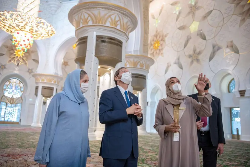 El presidente de Israel y su esposa en la Gran Mezquita de Abu Dhabi. (WAM)