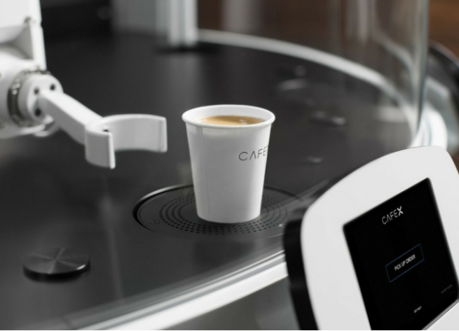 Un robot dispensa café. (Fuente externa)