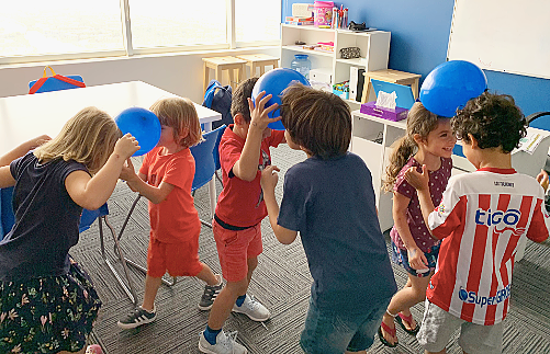 Los niños mejoran su español mientras se divierten en el campamento cultural de UCAM Dubai. (Cedida)