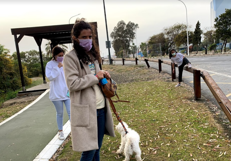 Jóvenes en España con mascarilla al aire libre. (EL CORREO)