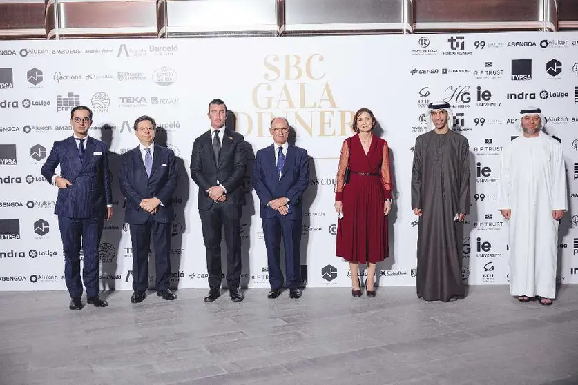 Juan Lladró, presidente de Técnicas Reunidas -en el centro- con autoridades emiratíes y españolas durante la Cena de Gala de la Cámara de Comercio Oficial de España en Emiratos Árabes Unidos (SBC)