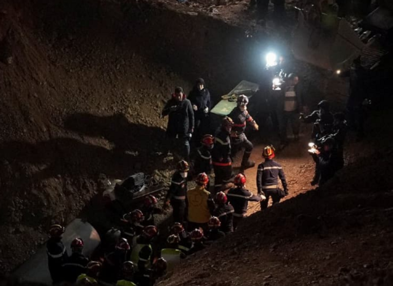 Rescatistas en el túnel construido para acceder al pozo. (Twitter)