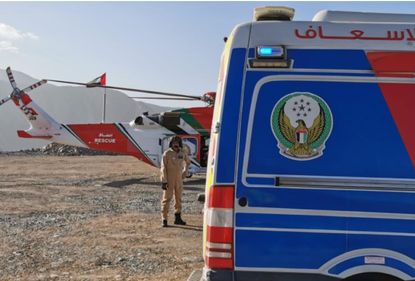 Una ambulancia y un helicóptero participaron en las labores de rescate. (WAM)