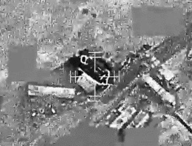 Un sitio de lanzamiento de misiles hutíes en Al-Jouf, Yemen, durante un ataque aéreo de la Coalición el 22 de enero de 2022. (Captura de pantalla del víeo el Ministerio de Defensa de EAU)