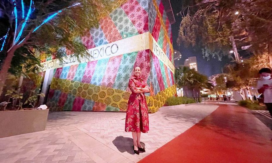 La embajadora Francisca E. Méndez, ante el Pabellón de México en la Exposición Universal 2020 de Dubai. (EL CORREO)