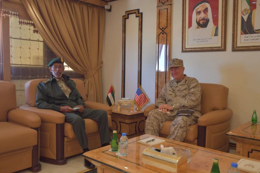 El teniente general Hamad Al Rumaithi, y el teniente general Kenneth McKenzie, comandante del CENTCOM, en Abu Dhabi. (WAM)