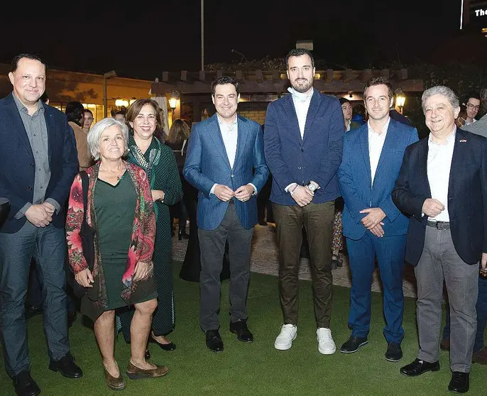 Juanma Moreno, durante el encuentro que ha mantenido con la comunidad andaluza residente en Emiratos Árabes. (EL CORREO)