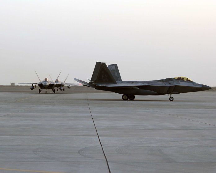 Imagen de archivo de los F-22 de EEUU en la base de Al Dhafra. (Twitter)