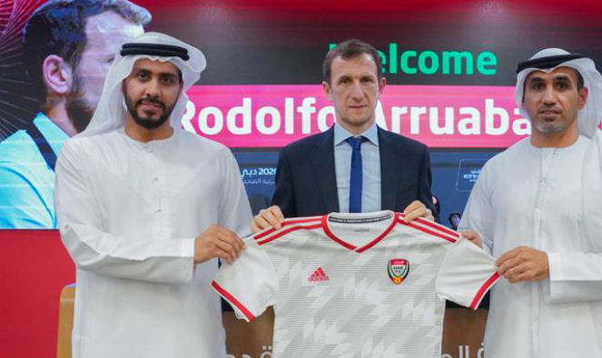 Rodolfo Arruabarrena fue presentado como el nuevo entrenador de la selección nacional de EAU el domingo 13 de febrero de 2022.  (UAEFA)